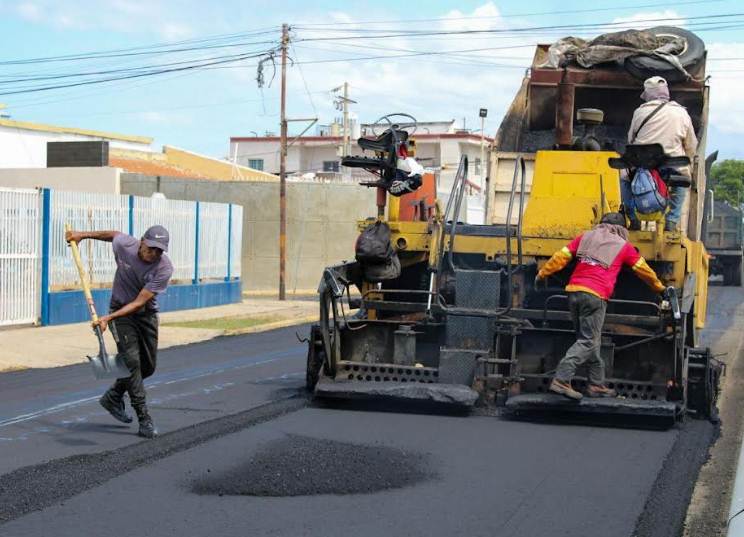 Maquinaria de la Alcaldía de Maracaibo realizando trabajos de asfaltado en la urbanización San Jacinto