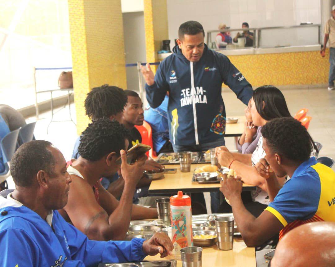 Paratletas zulianos entrenando en la pista de atletismo con equipamiento oficial del estado Zulia