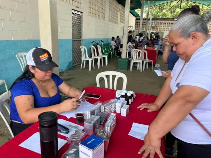 Más de 450 personas de la parroquia Ambrosio en Cabimas recibieron atención médica, medicinas y venta de pescado en jornada
