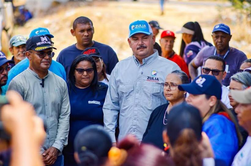 Gobernador Luis Caldera e ingenieros de Hidroven inspeccionando tuberías de aguas servidas en la Comuna Altos de Jalisco