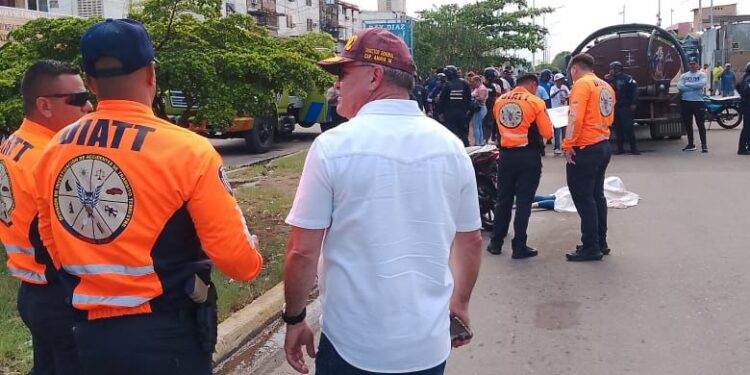 Accidente de tránsito en Cuatricentenario Maracaibo entre camión cisterna y moto