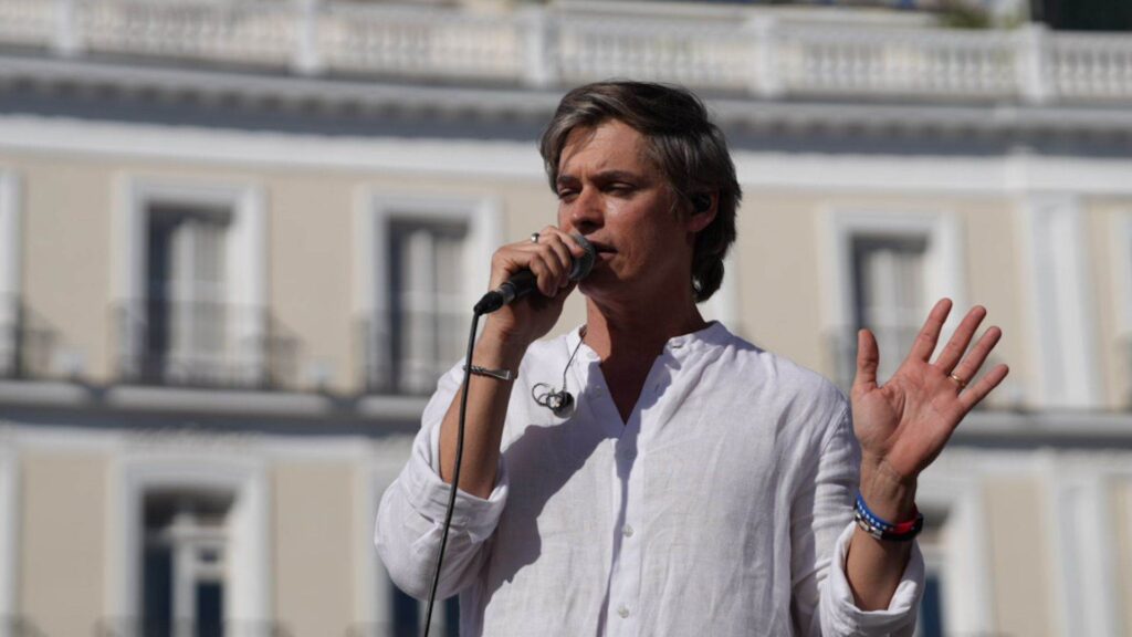 Cantante venezolano Carlos Baute emitiendo comunicado de prensa