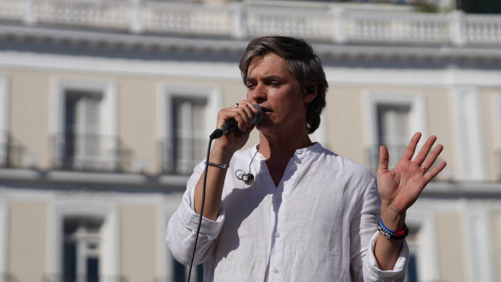Cantante venezolano Carlos Baute emitiendo comunicado de prensa