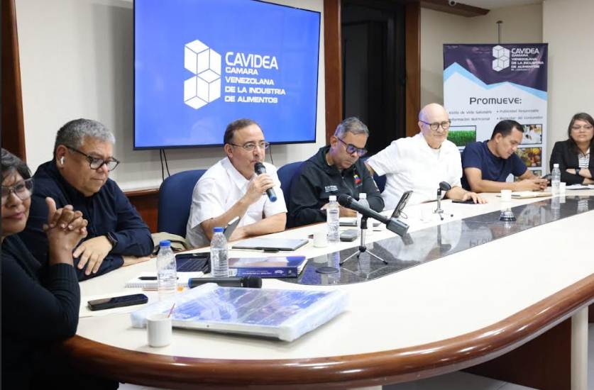 Autoridades de la VSOPS y CAVIDEA en reunión de trabajo sobre ahorro energético en Los Ruices, Miranda