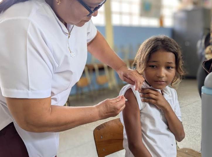 Personal médico atiende a niños y familias durante jornada de salud en El Moralito, municipio Colón, Zulia