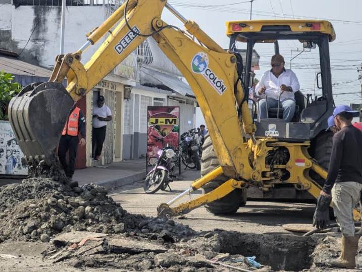 Maquinaria retroexcavadora de la Alcaldía de Colón realizando trabajos de limpieza en bocas de visita en el sector 18 de Octubre