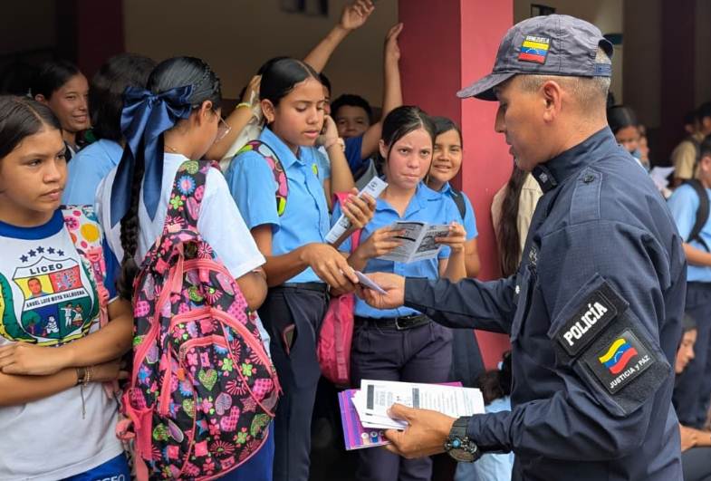 Funcionarios de seguridad ciudadana dictando charla sobre prevención del acoso escolar en liceo del municipio Colón, Zulia
