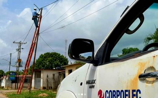 La alcaldesa Misledys Ortigoza impulsa plan de iluminación con tecnología fotovoltaica en la entrada de Santa Cruz, municipio Colón
