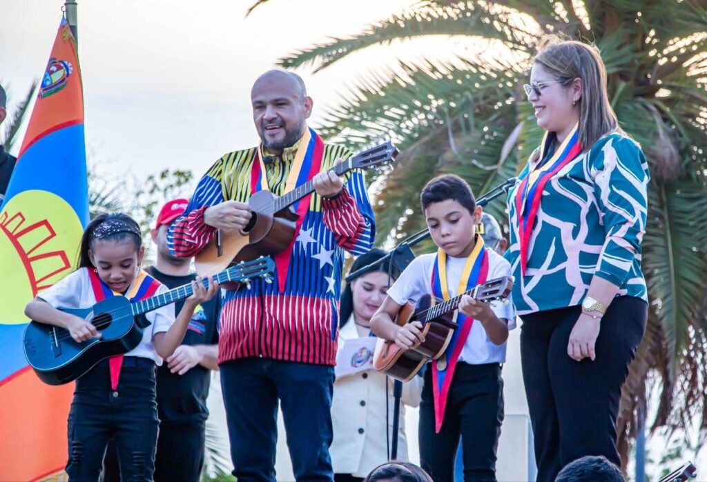 Concierto de 350 cuatristas en la Plaza Bolívar de San Francisco Zulia