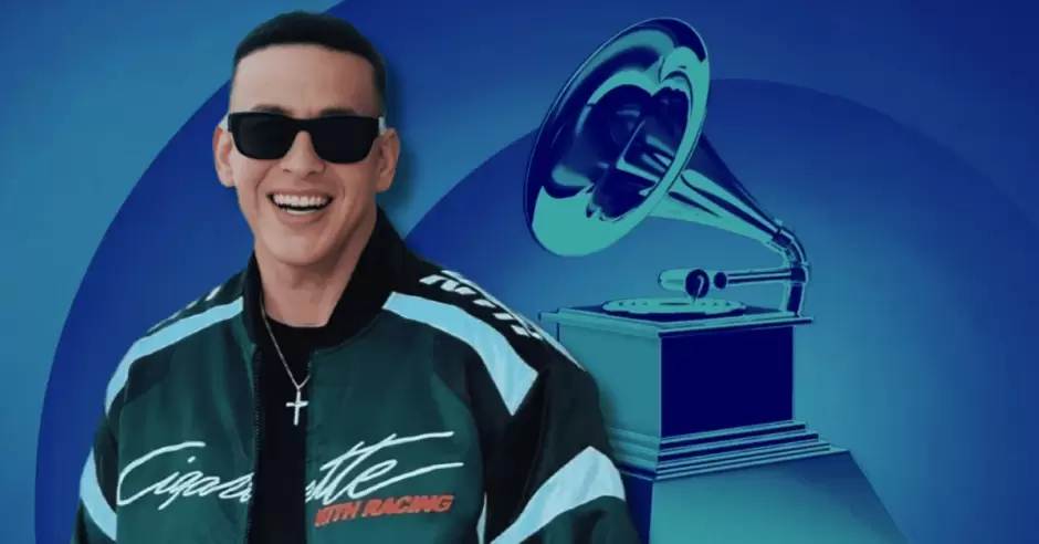 Daddy Yankee posando con un reconocimiento de la Academia Latina de la Grabación