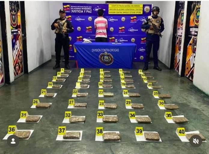 Agentes de la PNB exhiben panelas de marihuana y cocaína incautadas en procedimientos recientes