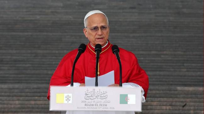 Papa León XIV visitando ancianos en Annaba Argelia tras críticas de Donald Trump
