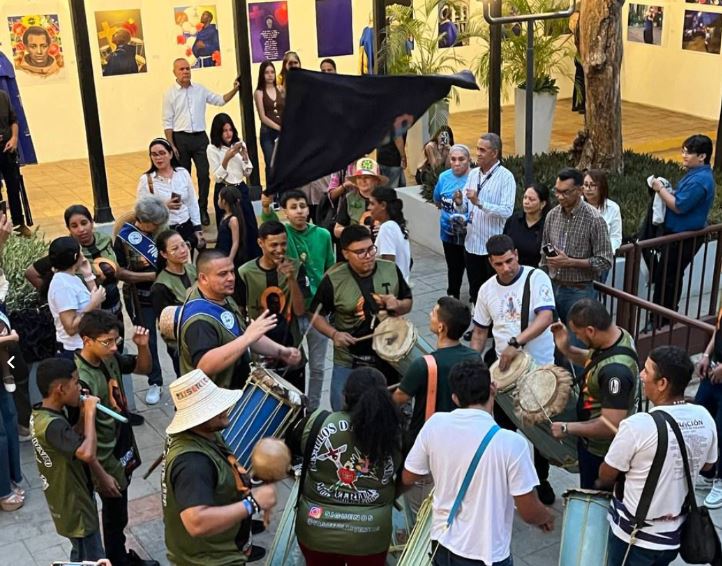 La Casa de la Capitulación abre sus puertas a "San Benito: Entre el lente y el trazo", una vibrante exposición que reúne la visión de 24 artistas locales
