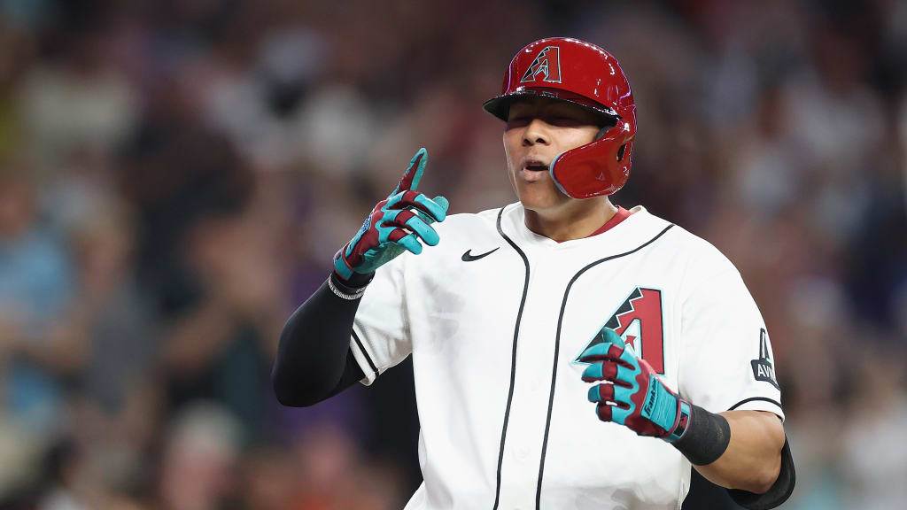 El venezolano José Fernández conecta su primer jonrón en su debut en Grandes Ligas con los Diamondbacks