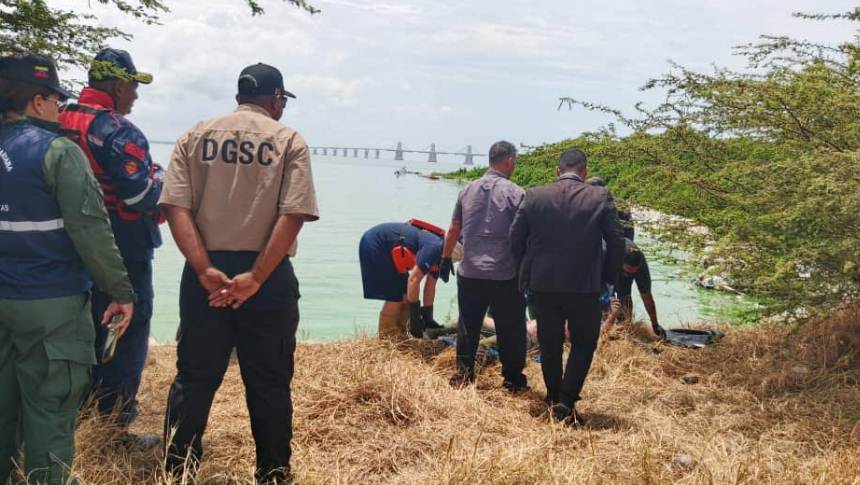 Equipos de Protección Civil y Bomberos de Maracaibo en operativo de rescate en el Lago