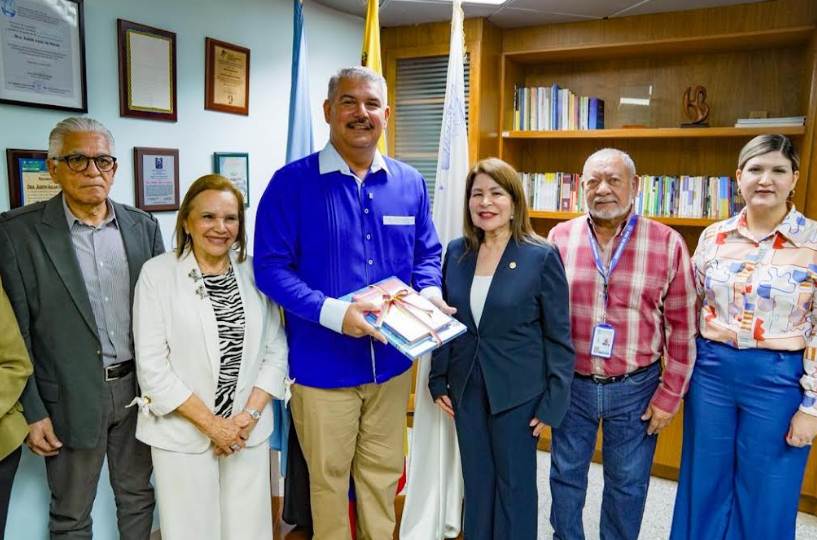 Gobernador Luis Caldera y rectora Judith Aular firmando el convenio del Plan LUZ en Maracaibo