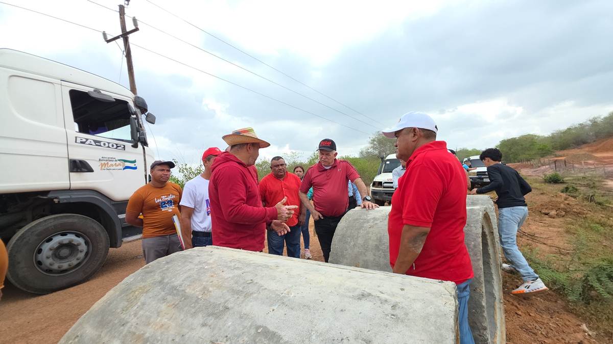 Alcalde Edgar Labarca supervisando instalación de alcantarillado en Las Cabimitas Viejas, municipio Mara