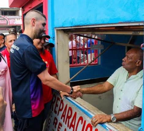 Fachada histórica del Mercado Santa Rosalía en Maracaibo durante inicio de obras de techado