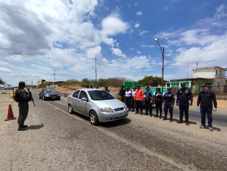 Funcionarios de Protección Civil y Bomberos resguardando a los temporadistas en las playas del municipio Miranda