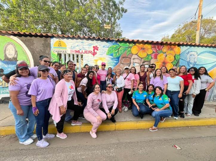 Mural colorido con mariposas y rostros de mujeres en la Avenida Universidad de Cabimas, Zulia
