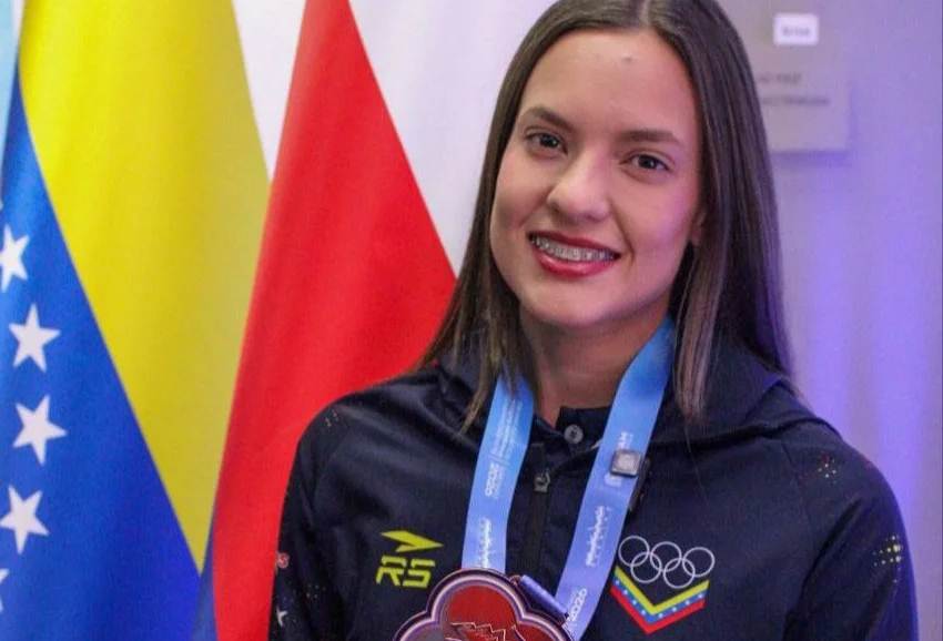 Anastasia Roque recibe la Orden Antonio José de Sucre de manos de Ana Clara Barboza de Di Martino en Maracaibo