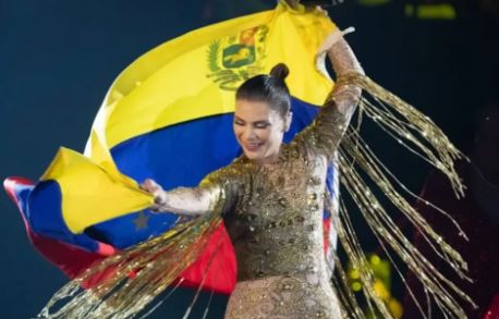 Olga Tañón celebrando con el micrófono en el Teatro Gran Rex de Buenos Aires.
