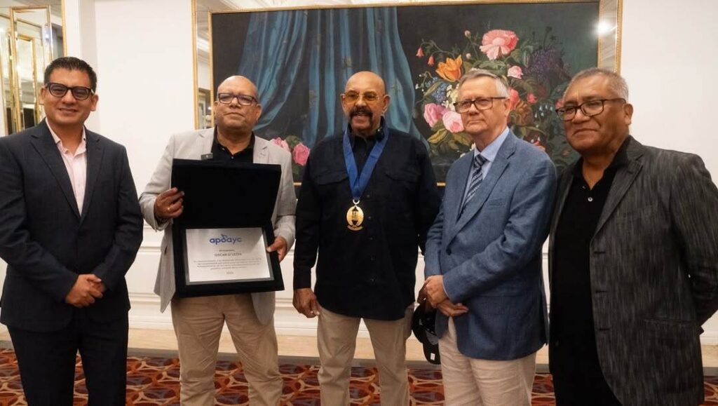 Oscar D'León recibiendo la medalla Chabuca Granda de la Apdayc en Perú