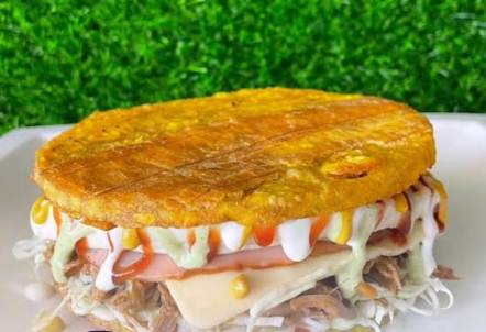 Un tradicional patacón zuliano con pernil y queso de mano