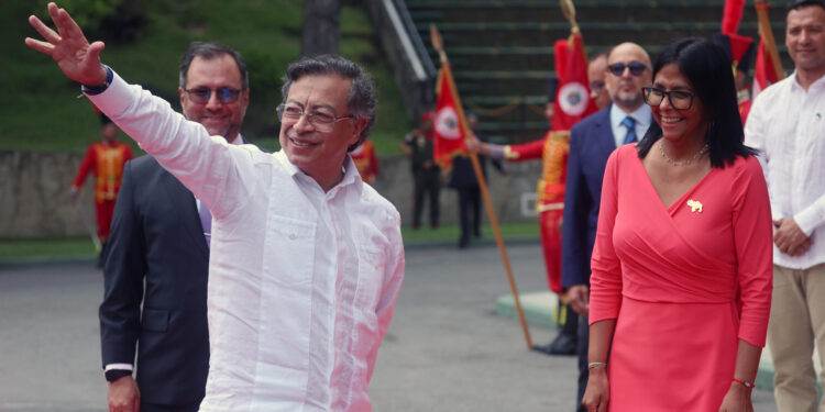 Gustavo Petro se reúne con Delcy Rodríguez en Miraflores