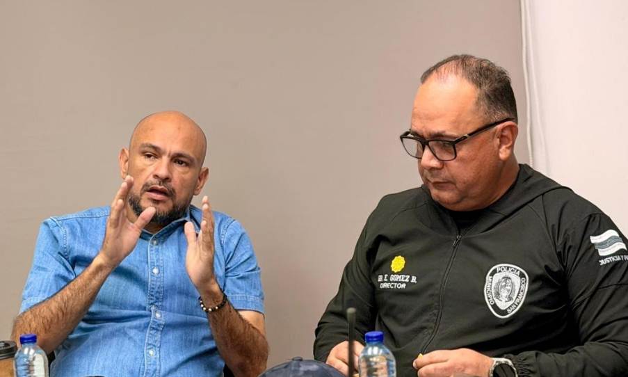 Alcalde Héctor Soto en reunión con el tren directivo de Polisur planificando el 30 aniversario de la institución