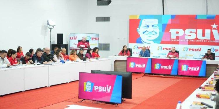 Concentración de simpatizantes del PSUV con banderas en apoyo a los Consejos Comunales en Venezuela