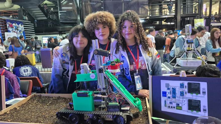 Jóvenes participantes de las Olimpiadas de Robótica Creativa 2026 en el Centro de Arte Lía Bermúdez