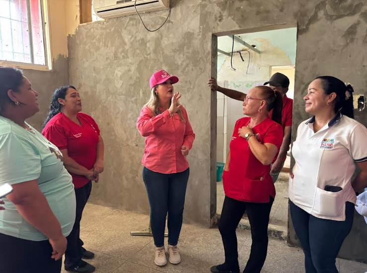 Roselyn López de Caldera supervisando obras de pintura y climatización en el Centro de Educación Inicial de La Chamarreta