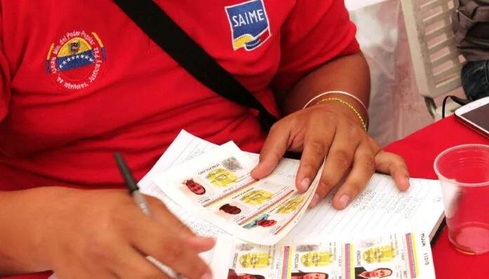 Funcionarios del Saime atendiendo ciudadanos en unidad móvil de cedulación en Caracas