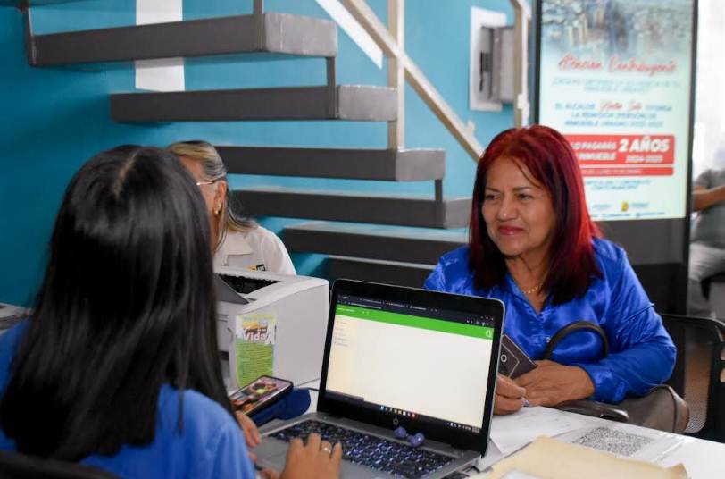 Contribuyentes realizando el pago de trimestres vehiculares en las oficinas del SEDEBAT San Francisco