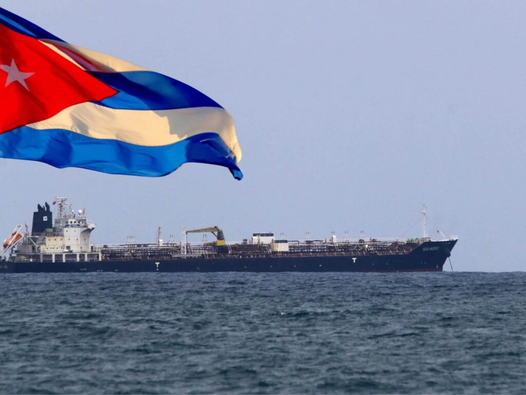 Petrolero ruso Anatoli Kolodkin descargando combustible en el puerto de Matanzas, Cuba