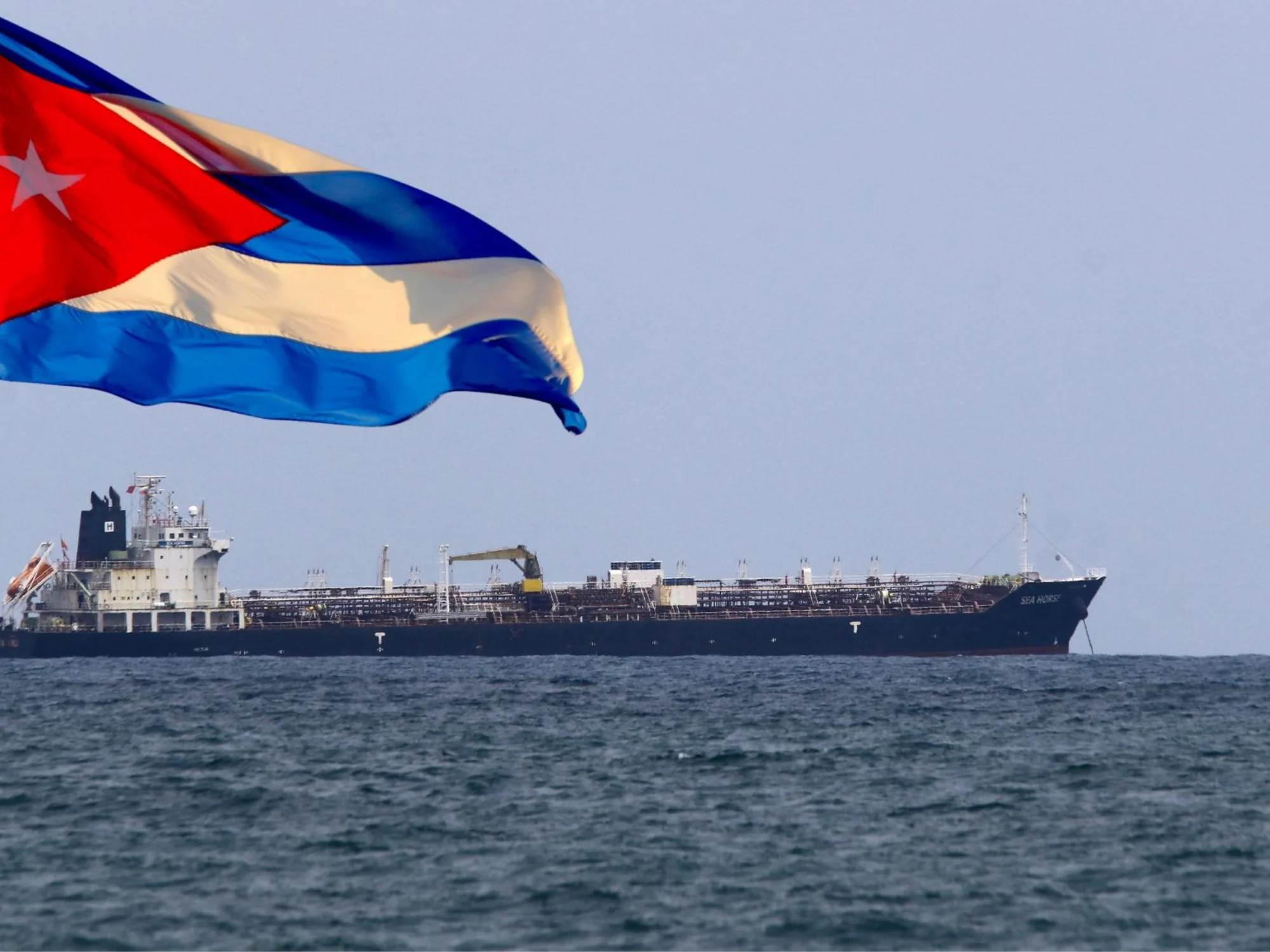 Petrolero ruso Anatoli Kolodkin descargando combustible en el puerto de Matanzas, Cuba