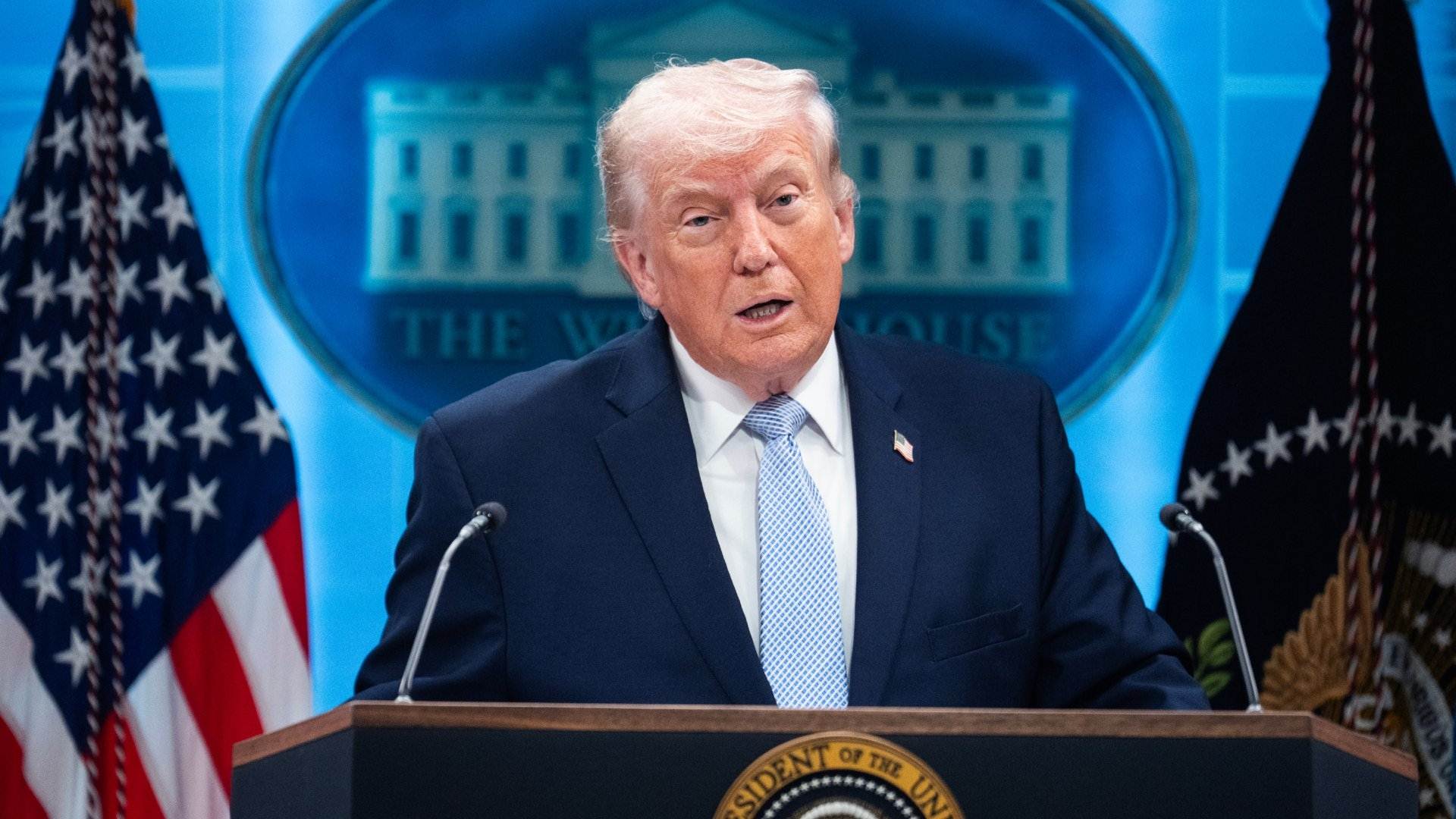 Presidente Donald Trump anuncia medidas económicas contra proveedores de armamento para Irán