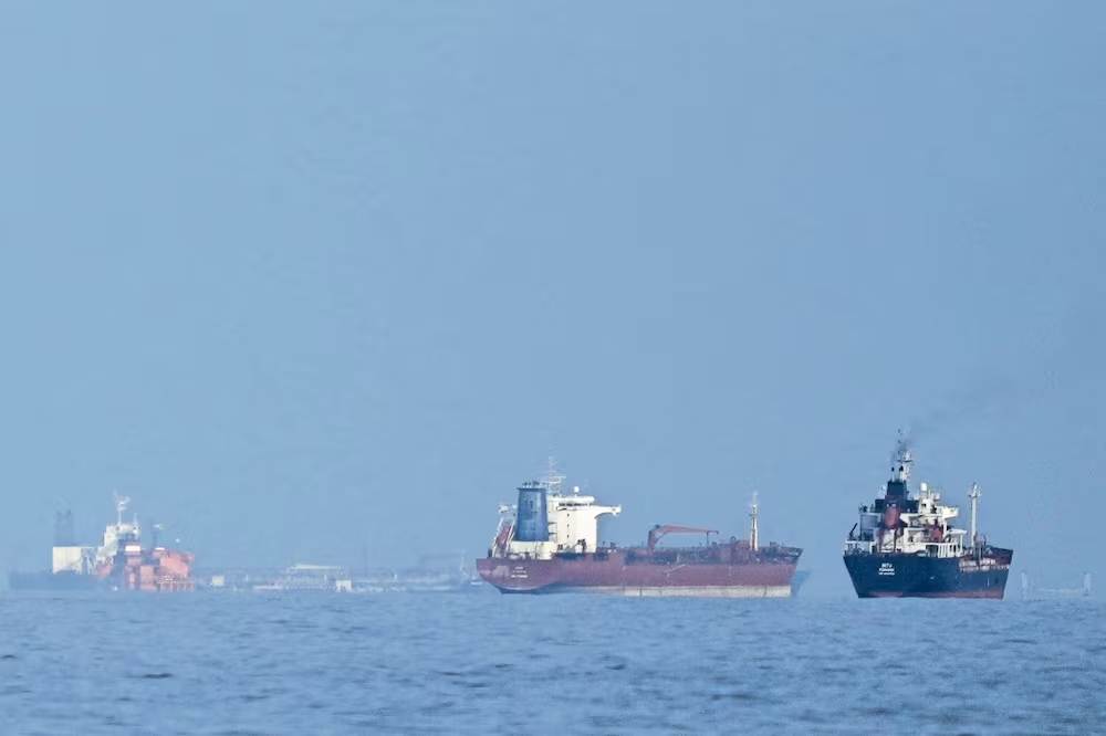 Trump ordena destruir barcos iraníes en Ormuz