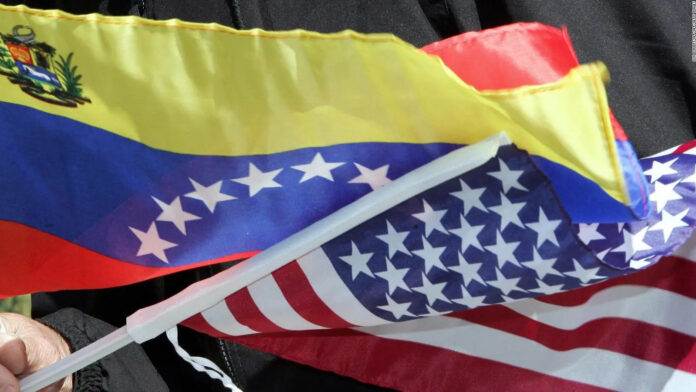 Migrantes venezolanos realizando trámites en consulado tras reapertura diplomática