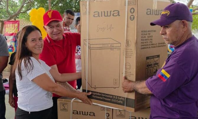 el alcalde Edgar Labarca entregó equipos y materiales a 41 emprendedores de Villa Tamare para impulsar la economía en Mara