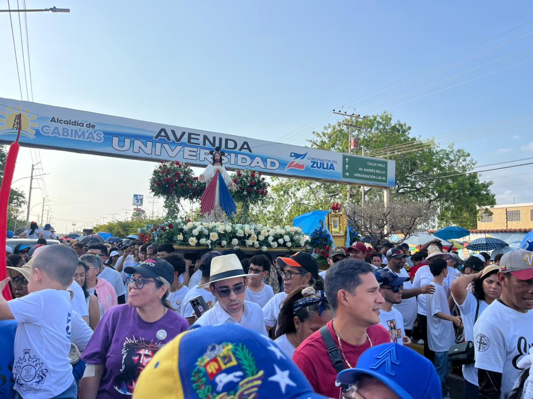 Alcalde Frank Carreño y el pueblo de Cabimas durante la caminata de la Divina Misericordia por la avenida Universidad.