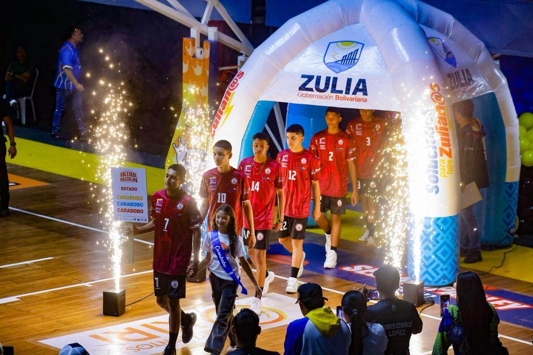 Inauguración del clasificatorio nacional de voleibol U17 en el Gimnasio Belisario Aponte de Maracaibo por el Gobernador Luis Caldera