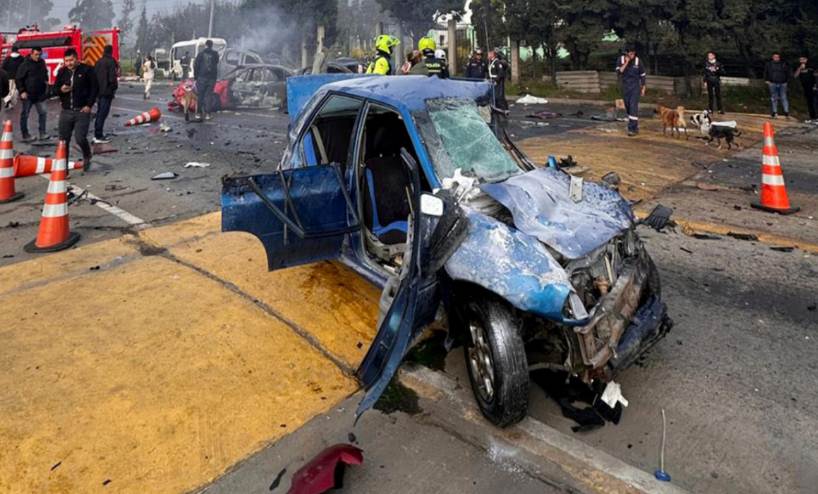 Vehículos calcinados y equipos de emergencia atendiendo el choque múltiple en el peaje Casablanca, Cundinamarca