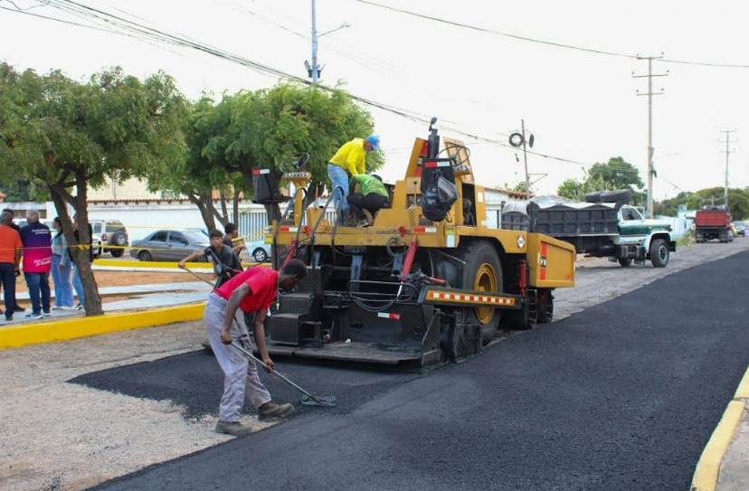 Maquinaria de la Alcaldía de Maracaibo realizando labores de asfaltado en el sector Los Aceitunos