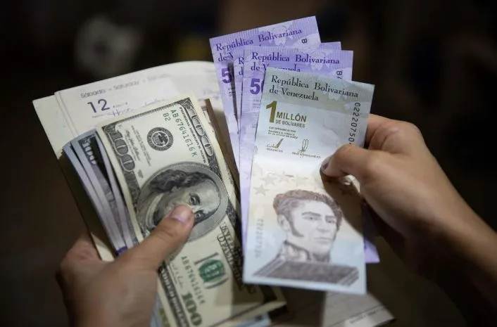 Luis Vicente León prevé una fórmula mixta de sueldo y bonos para el aumento salarial del 1 de mayo de 2026