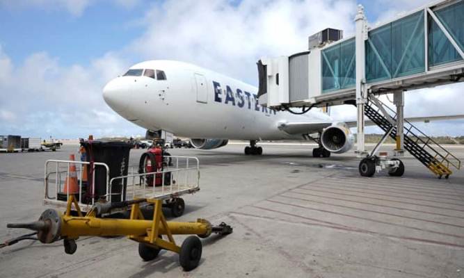 Migrantes venezolanos descendiendo del avión en el Aeropuerto de Maiquetía durante operativo de Vuelta a la Patria
