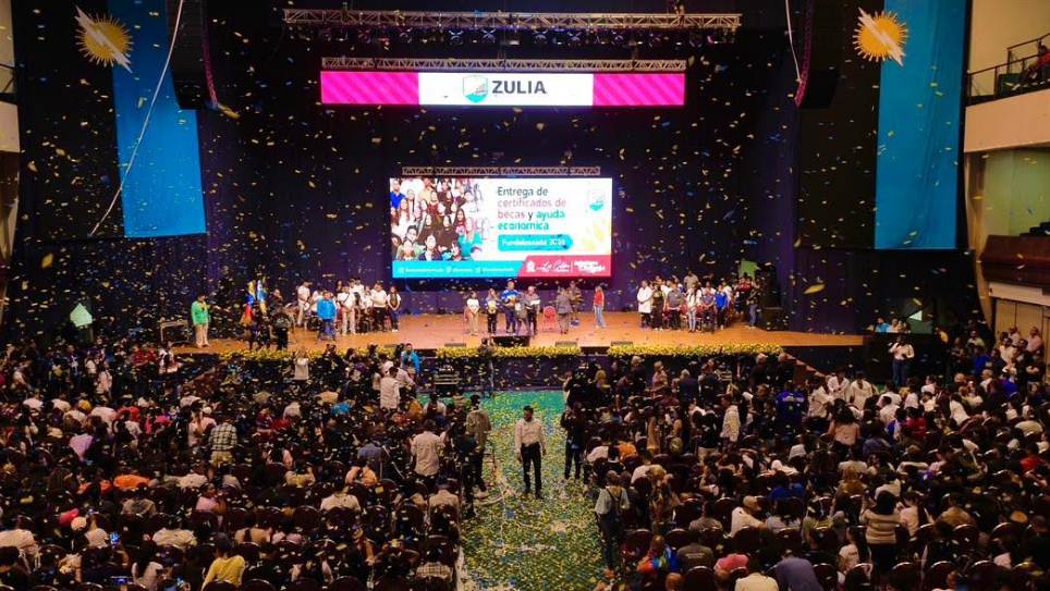 El gobernador Luis Caldera entregó 7.007 becas universitarias en el Zulia para 2026