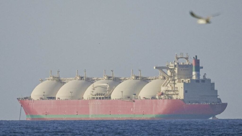 Superpetrolero iraní navegando por el Estrecho de Ormuz en medio de tensiones con Estados Unidos