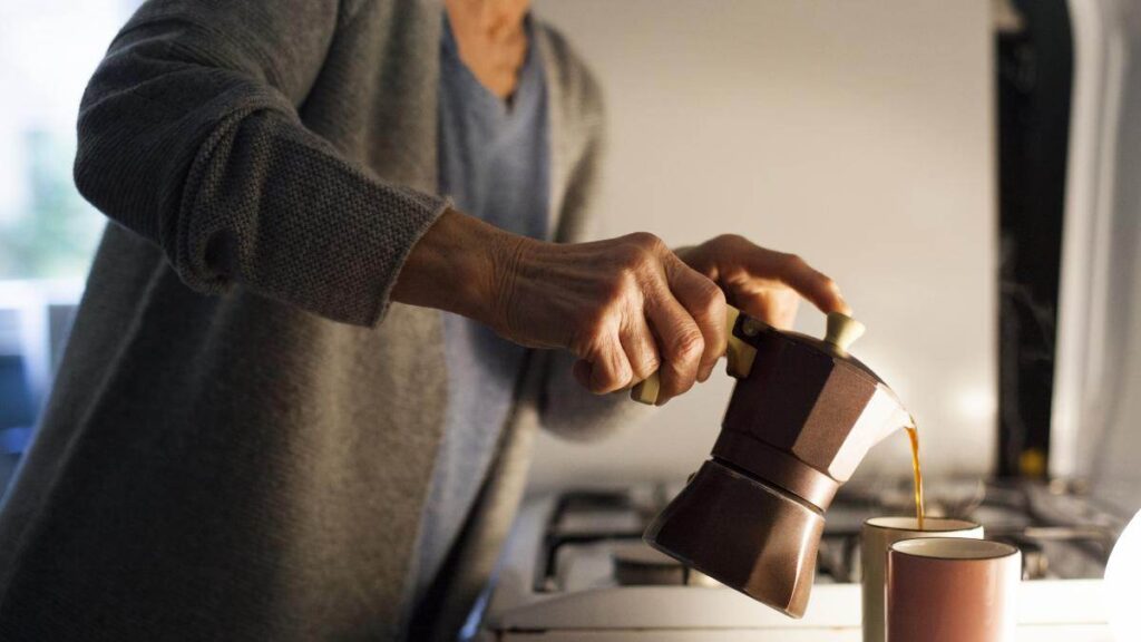 Un estudio revela que dejar el café por dos semanas reduce la impulsividad, mejora el sueño y normaliza la microbiota intestinal